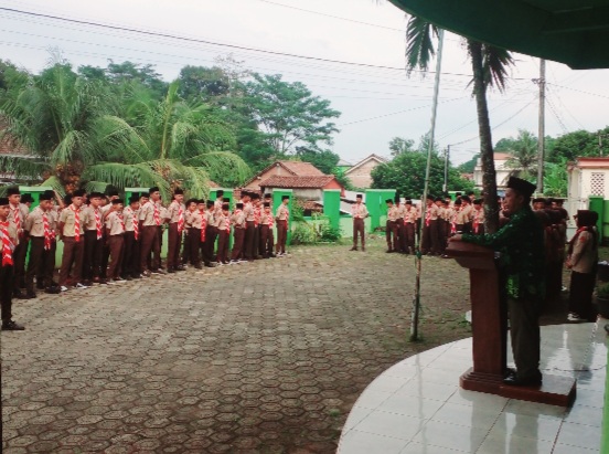 Foto pelaksanaan upacara bendera MA MTs Al Faizin Guyangan